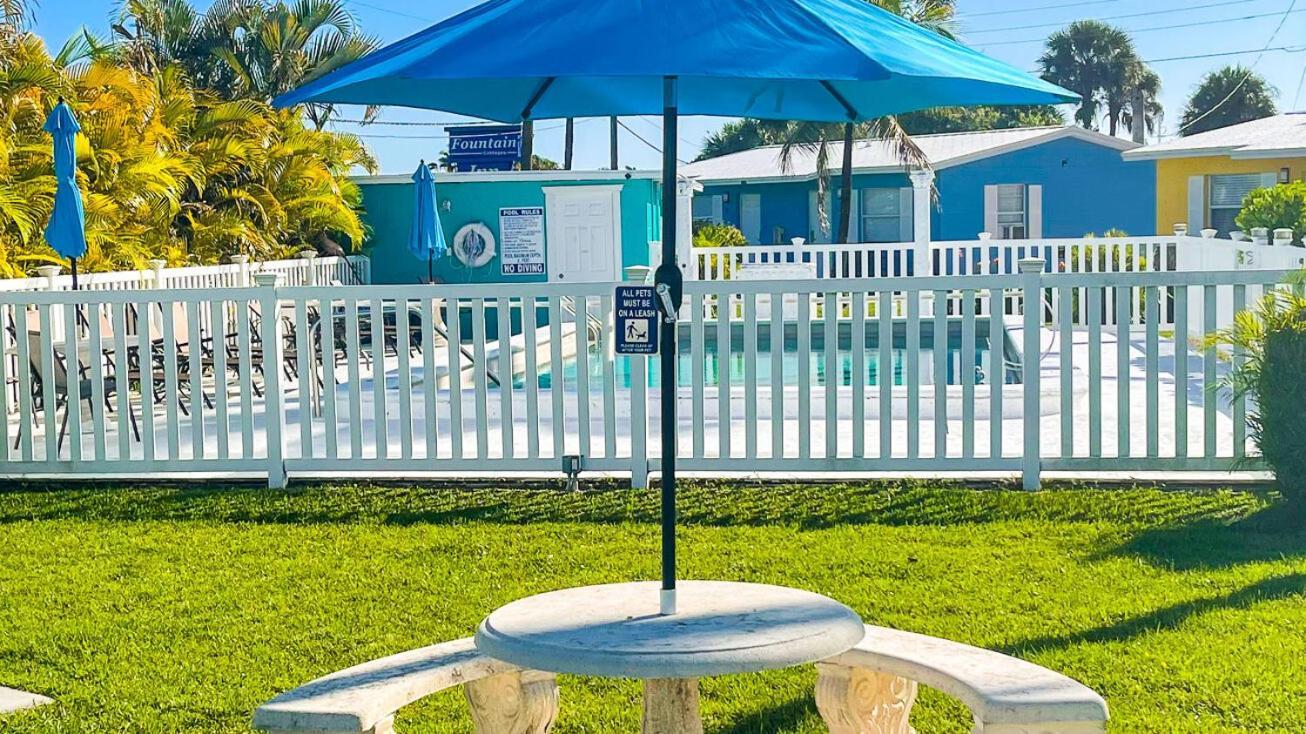 Poolfront Cottage Near Beach With Full Kitchen! Fort Myers Bagian luar foto